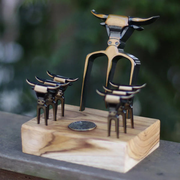 Kit Petisqueiro Bull Ouro Envelhecido com Base em Madeira